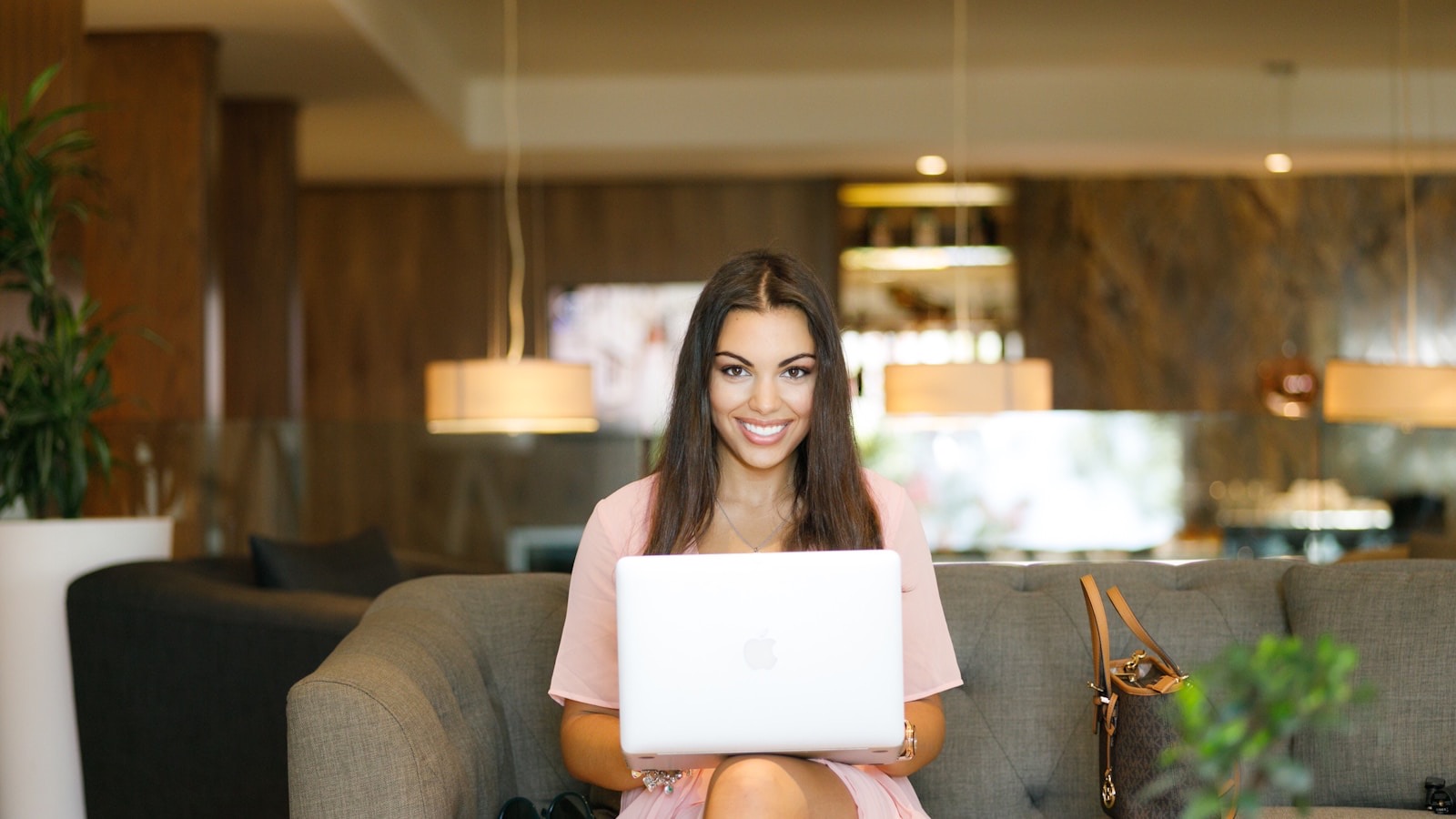 Person arbeitet konzentriert an einem Laptop in einem modernen Büro